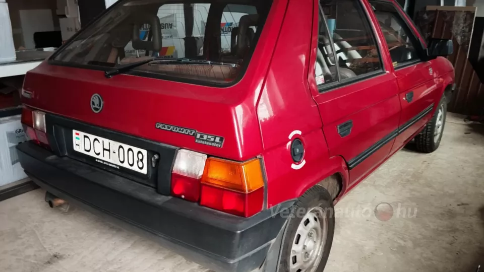 Skoda Favorit 135 L ,1992 végig garázsban tartott ,16939 km futott mindösszesen!