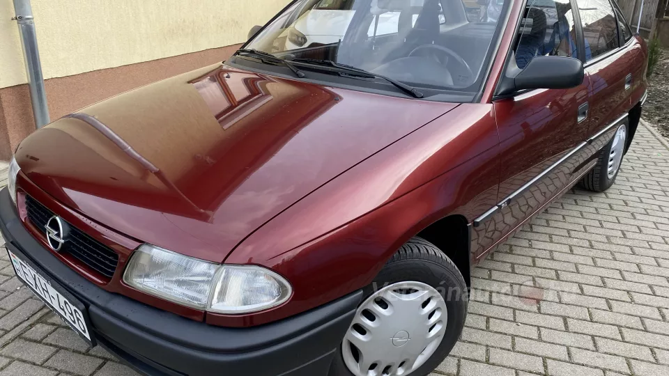 Opel Astra F szinte új, makulátlan állapotban