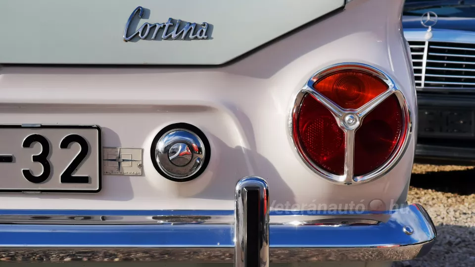 Ford Cortina de Luxe