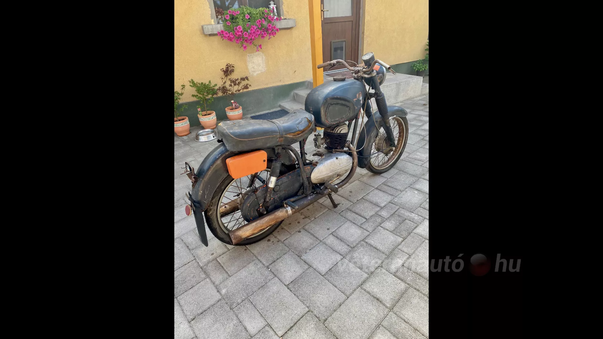 Pannónia P12